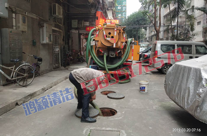 小區(qū)清理化糞池